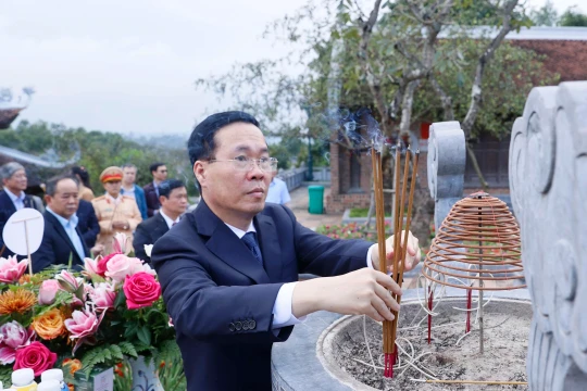Chủ tịch nước Võ Văn Thưởng dâng hương tưởng nhớ Chủ tịch Hồ Chí Minh