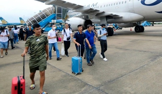 Vé máy bay Tết đắt lại khó mua, khách loay hoay tìm chuyến bay vòng