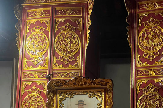Nhầm lẫn về tấm ảnh thờ trong đình Liễu Tràng