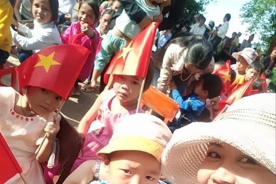 Lo tiền thưởng Tết cho giáo viên