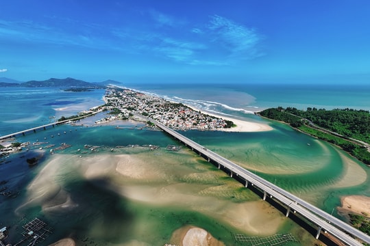 Ngắm đường cong tuyệt mỹ của "vịnh biển đẹp nhất thế giới" ở Việt Nam
