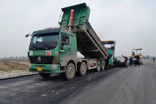 Trải xong 4,8 km bê tông nhựa lớp dưới đường trục Bắc - Nam, huyện Thanh Miện 