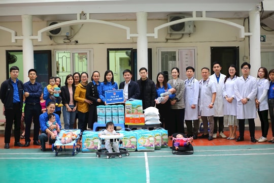 Đoàn Khối các cơ quan tỉnh thăm, tặng quà 12 trẻ em bị bỏ rơi