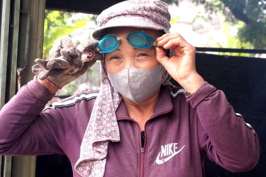 Dân Vũ Đại xuyên đêm đỏ lửa, đeo kính bơi kho cá bạc triệu phục vụ Tết