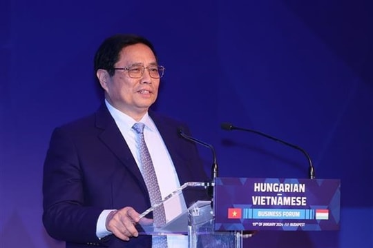 Vietnamese, Hungarian PMs attend business forum
