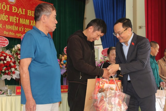 Đại biểu Quốc hội Nguyễn Ngọc Sơn trao quà Tết tại xã Đại Đức