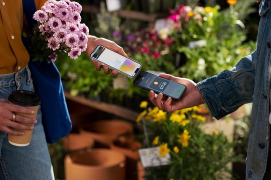 Apple chia sẻ công nghệ "chạm để thanh toán"