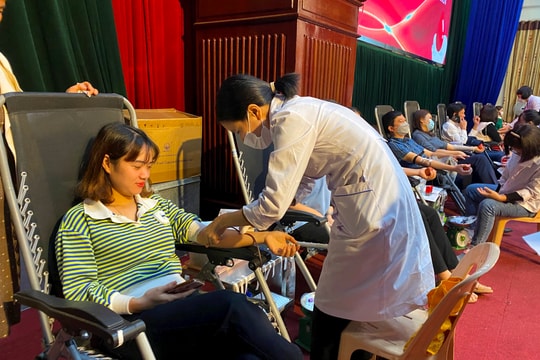 Đông đảo cán bộ, giáo viên ở Tứ Kỳ hiến máu tình nguyện 