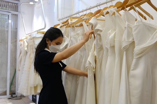 Nhộn nhịp thuê váy áo đi tiệc cuối năm