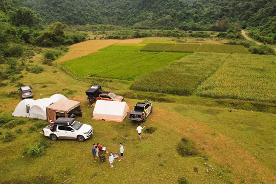 Hang động xuyên núi cách Hà Nội 170km, du khách đổ về cắm trại đổi gió cuối tuần