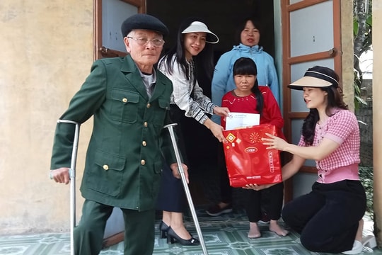 Trao quà Tết cho hội viên khuyết tật