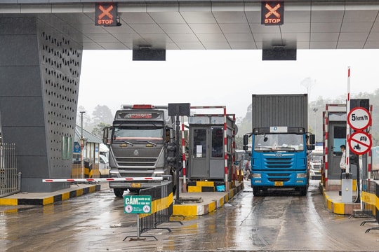 Xe chở hàng Tết tấp nập thông quan qua cửa khẩu Lạng Sơn