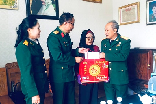 Công ty Gia Bảo tặng 151 suất quà Tết Bà mẹ Việt Nam anh hùng và cựu chiến binh khó khăn