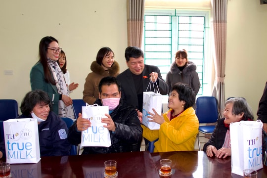 Đại biểu Quốc hội chăm lo Tết cho người khó khăn ở Hải Dương