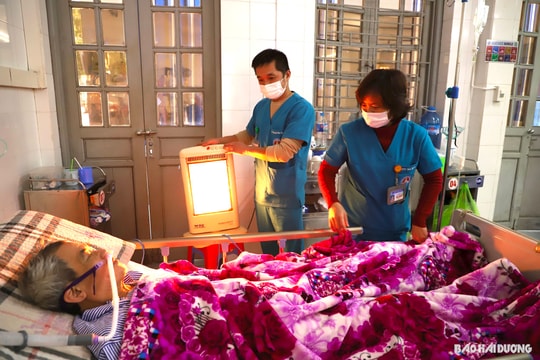 Muôn cách chống rét cho bệnh nhân cao tuổi