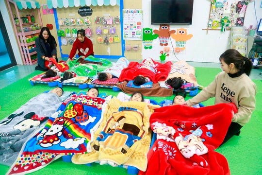 Rét hại, nhiều trường ở Hải Dương vẫn đón trẻ và học sinh tới trường