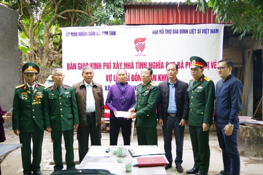 Hỗ trợ kinh phí xây nhà tình nghĩa cho thân nhân liệt sĩ Đồng Văn Khoát ở xã Kim Tân