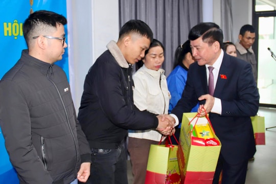 Tổng Thư ký, Chủ nhiệm Văn phòng Quốc hội Bùi Văn Cường tặng quà Tết công nhân Hải Dương