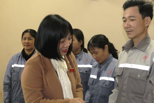 Ấm áp quà Tết đến với công nhân nghèo