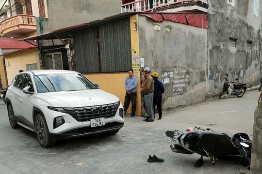 Một người đàn ông bị tai nạn tử vong khi đứng nói chuyện giữa đường