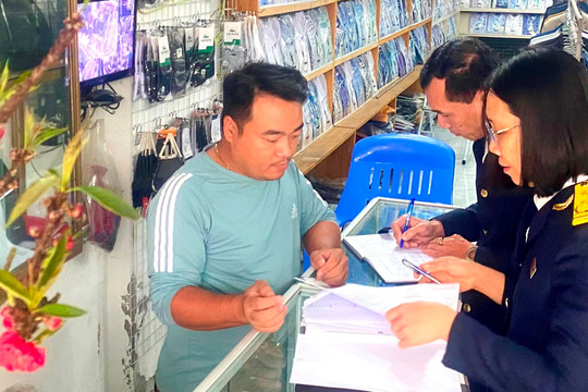 Chi cục Thuế khu vực Tứ Lộc thu lệ phí môn bài vượt dự toán năm