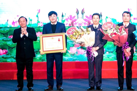 Gia Lộc đón nhận Huân chương Lao động hạng nhì