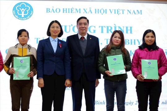 Trao tặng sổ bảo hiểm xã hội, thẻ bảo hiểm y tế cho người khó khăn ở Bình Giang