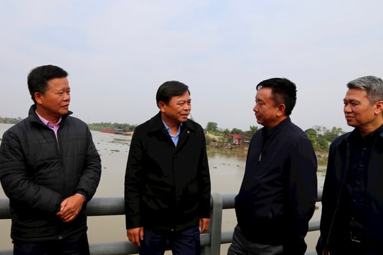 Thứ trưởng Nông nghiệp và Phát triển nông thôn Nguyễn Hoàng Hiệp kiểm tra công tác đổ ải tại Hải Dương