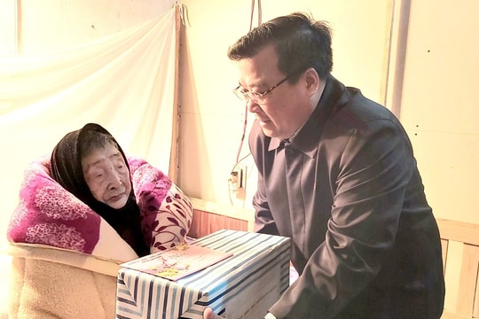 Lãnh đạo huyện Cẩm Giàng thăm, tặng quà 13 người cao tuổi, gia đình chính sách tiêu biểu