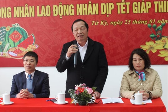 Đồng chí Phó Bí thư Thường trực Tỉnh ủy Hải Dương Lê Văn Hiệu tiếp xúc, đối thoại với công nhân, lao động