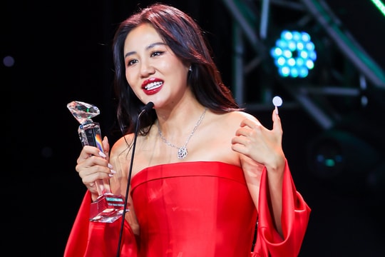 Vượt Hoàng Thuỳ Linh, Văn Mai Hương bật khóc khi nhận giải "Nữ ca sĩ của năm"