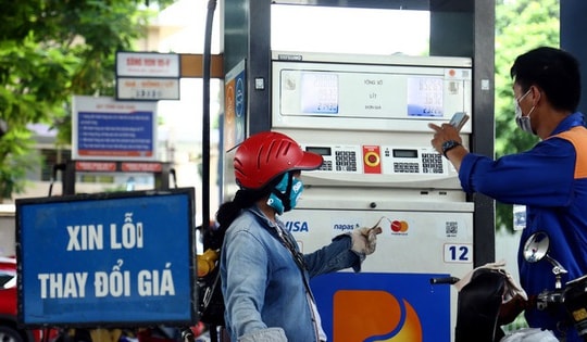 Giá xăng RON95 tăng mạnh thêm gần 1.000 đồng/lít