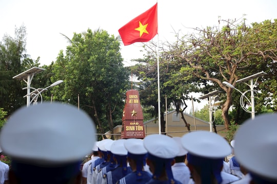 Thân thương Trường Sa - Bài 1: Cờ đỏ, sao vàng tung bay khắp Trường Sa