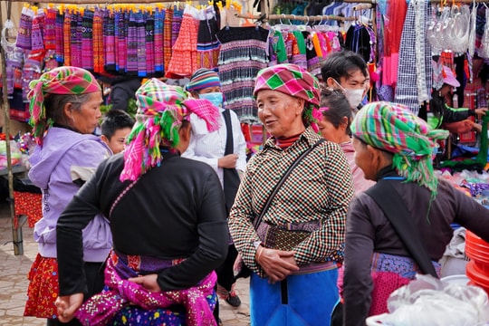 Chợ phiên rực rỡ sắc màu ở vùng biên Y Tý