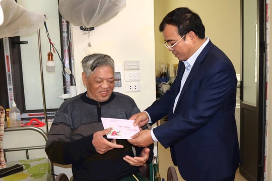 Lãnh đạo tỉnh trao quà cho thương binh người Hải Dương tại Trung tâm Điều dưỡng thương binh Thuận Thành