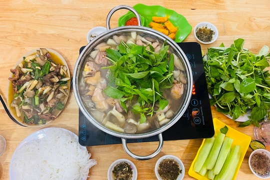 Ngọt thanh lẩu gà lá é giữa trời đông
