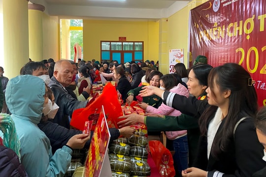 Ấm áp "phiên chợ Tết 0 đồng" ở Bệnh viện Quân y 7