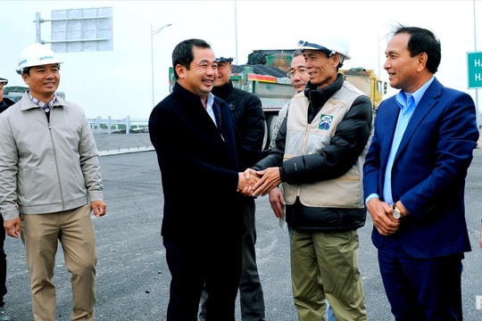 Đồng chí Bí thư Tỉnh ủy Hải Dương Trần Đức Thắng động viên kỹ sư, công nhân thi công công trình giao thông trọng điểm
