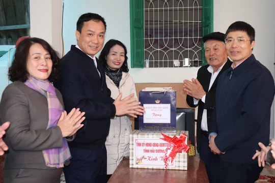 Đồng chí Triệu Thế Hùng tặng quà Tết một số gia đình chính sách, người cao tuổi tiêu biểu 