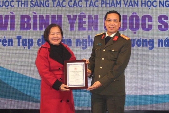 8 tác giả đoạt giải cuộc thi sáng tác "Vì an ninh Tổ quốc và bình yên cuộc sống"