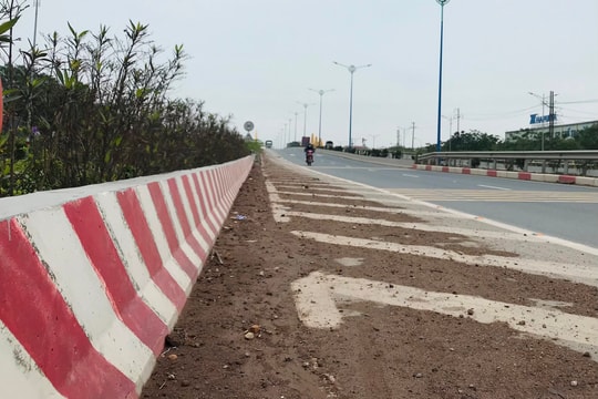 Mặt cầu vượt Ngô Quyền có nhiều đất, sỏi