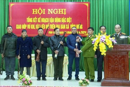 Người dân xã Vĩnh Hưng giao nộp 10 khẩu súng săn trước Tết Nguyên đán