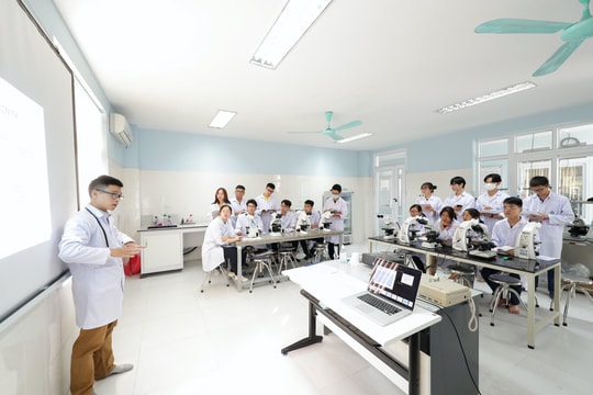 Nhiều giảng viên nhận thưởng Tết Nguyên đán 2024 hơn 100 triệu đồng