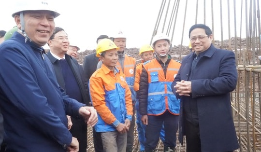 Thủ tướng đi xuyên 5 tỉnh thị sát đường dây 500kV mạch 3 kéo điện ra miền Bắc