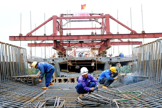 Workers devoted to key Hai Duong traffic projects amid bitter cold