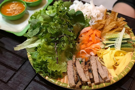 Ăn gì khi du xuân dọc đất nước dịp Tết Nguyên Đán?