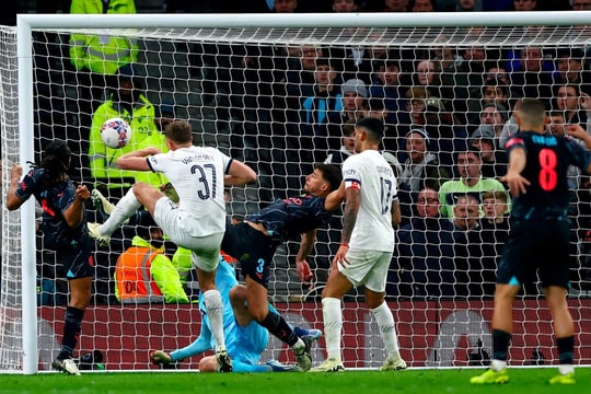 Man City loại Tottenham khỏi Cup FA