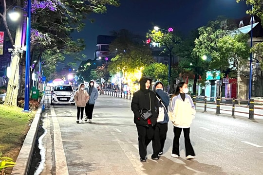Trời rét, phố đi bộ Bạch Đằng vắng vẻ