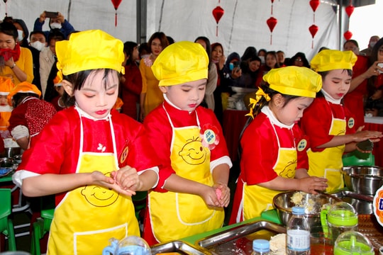 Gần 200 đầu bếp nhí ở Ninh Giang trổ tài làm bánh gai