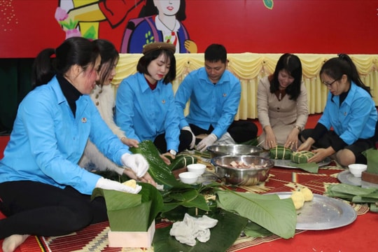 Những chiếc bánh đầy yêu thương tặng đoàn viên công đoàn ở Thanh Hà